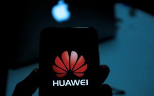 Huaweijev tri-fold pametni telefon dosegao 2,7 milijuna prednarudžbi prije lansiranja iPhonea 16