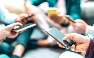 Na mobitelu provedemo 4,8 sati svaki dan